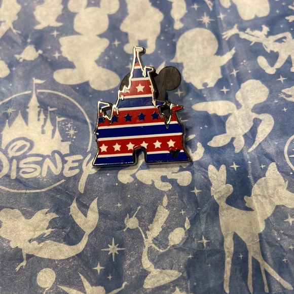 Disney rare patriotic castle 🏰 4th of July pin 📍 - Picture 2 of 4